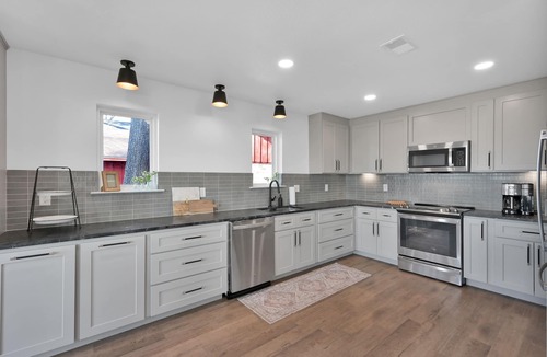 Indian Shores House | Lake Houston sunset and skyline views. Two primary suites downstairs.