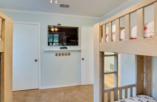 Flint House | Lake Palestine Home: Private Hot Tub & Boat Dock!