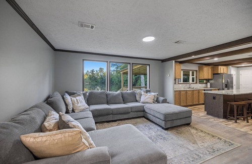 Hammond House | Lake-Pool & Close to Chappapeela Sports Park