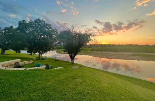 Kingsland House | LAKE & RIVER Front! HUGE-FUN HOME:3300sft-4bath-Games,Kayaks,Canoe,View & Space!
