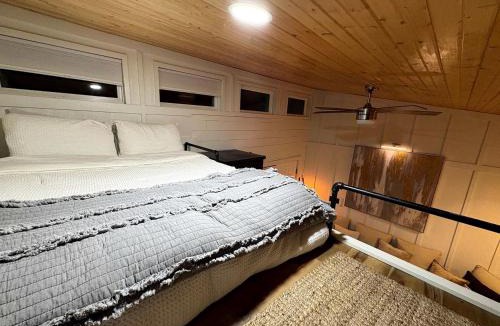 Park Hill House | Lake Tenkiller Retreat with Hot Tub, Fire Pit & Dog Park in Oklahoma