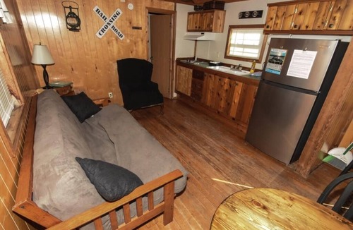 Mead Cabin | Lake Texoma Cedar Cabin - Whistle Stop