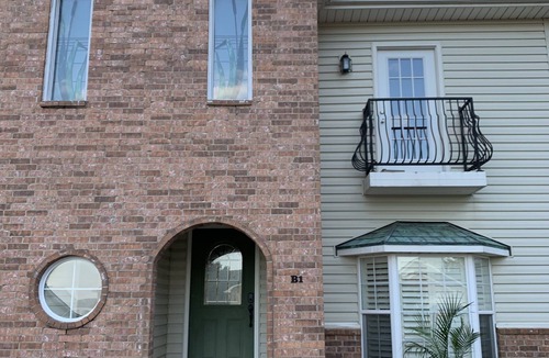 Mid America House | LAKEFRONT 2 Story Townhome. Sleeps 6!Pool🏊 Boat ⛵️Oaklawn🏇Fish 🎣 Bike🚴🏻‍♂️