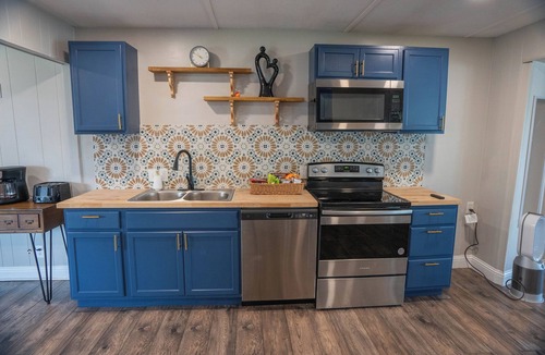 Enchanted Oaks Cabin | Lakefront Cabin: Fishing, Free Kayak, Jetski, Dock, Swimming, Hot Tub, BBQ,