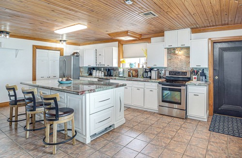 Hoyt House | Lakefront Eufaula Escape w/Dock + Private Beach!