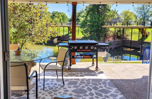 Tool House | Lakefront Family Home w/Boat Dock + Slip in Texas