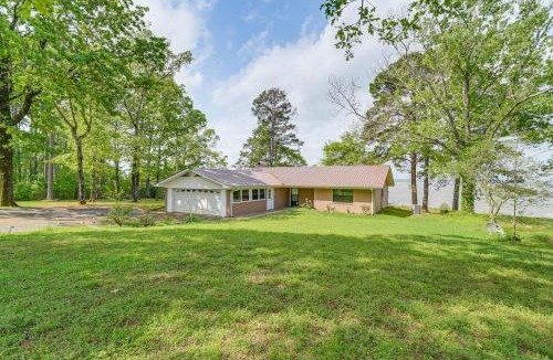 Negreet House | Lakefront Gem w/Boat Dock & Fishing Pier in Many