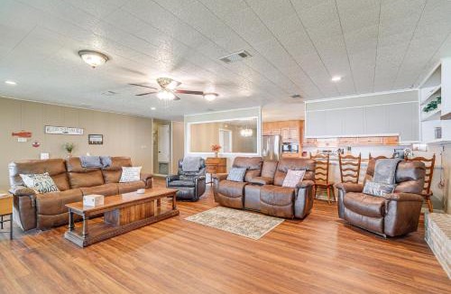 Negreet House | Lakefront Gem w/Boat Dock & Fishing Pier in Many