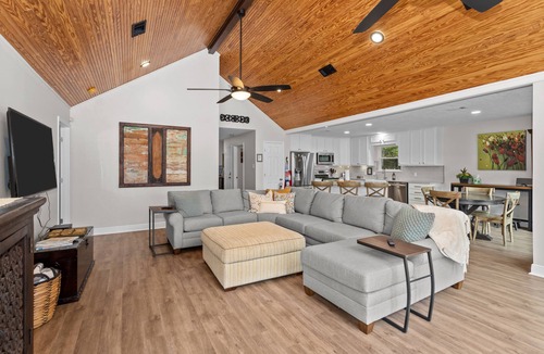Hillister House | Lakefront, Hot Tub, and Fire Pit on Lake Charmaine