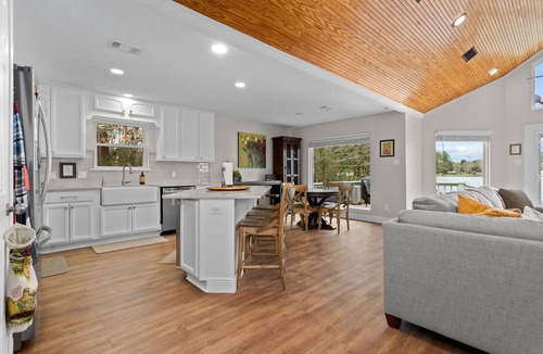 Hillister House | Lakefront, Hot Tub, and Fire Pit on Lake Charmaine