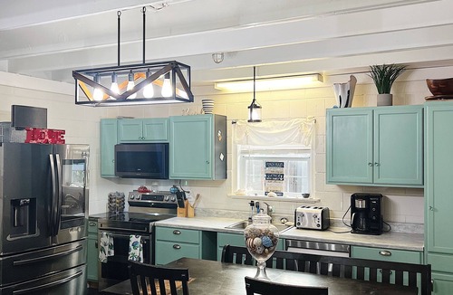 Lakewood Estates Cottage | Lakeside Escape on Lake Travis! Pickleball Court + Dog Friendly