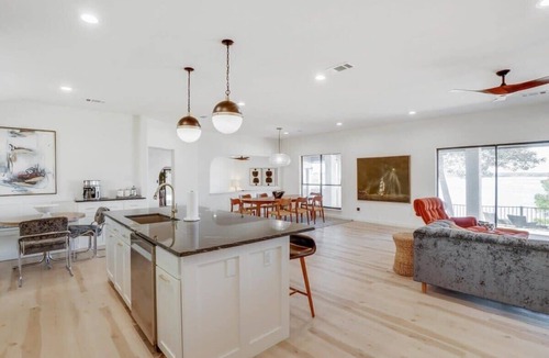 Fort Worth House | Lakeside Living at its Finest, Bar, Jacuzzi