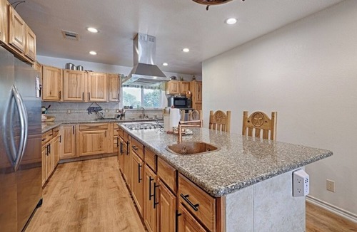 Quinlan House | Lakeside Retreat, Hot Tub and Private Fishing Deck