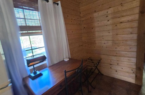 Daingerfield House | Lakeview Cabin Little Boy Blue