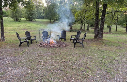 Quitman Cabin | LAKEVIEW! KING BEDS! Cove creek area within minutes to boat launch or swim!