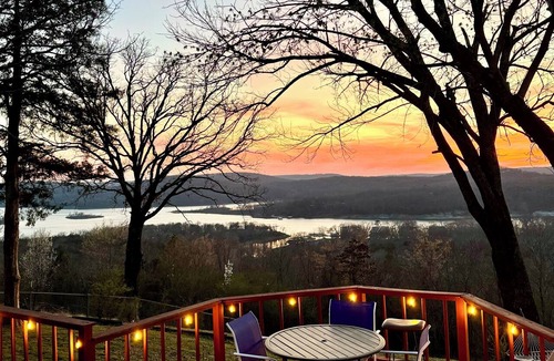 Pettit Cabin | Lakeview Sunset Oasis Retreat on Pettit Mt near Tahlequah, 4 min drive to lake