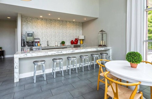 Terrell Heights Apartment | Landing at Republic at Alamo Heights - 2 Bedrooms in Uptown
