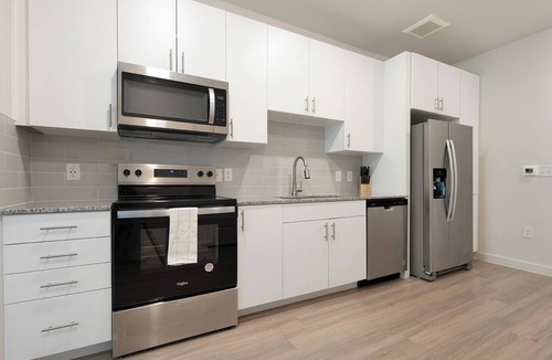 Sweetbriar Apartment | Landing | Chic 1BD, Gym, Pool