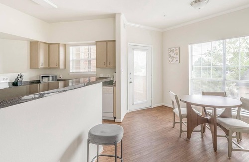 Southbelt/Ellington Apartment | Landing | Incredible 2BD, Gym, Pool