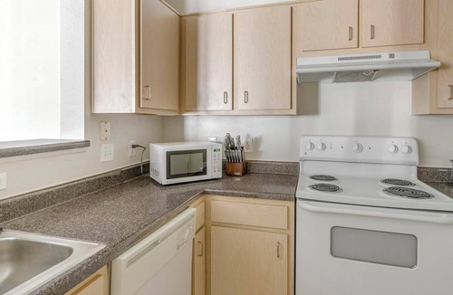 Southbelt/Ellington Apartment | Landing | Modern 2BD, Gym, Clubhouse