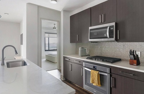Houston Apartment | Landing | Modern 2BD, Tennis Court, Gym