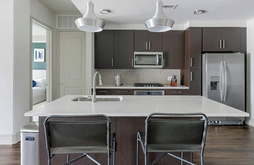 Houston Apartment | Landing | Modern 2BD, Tennis Court, Gym