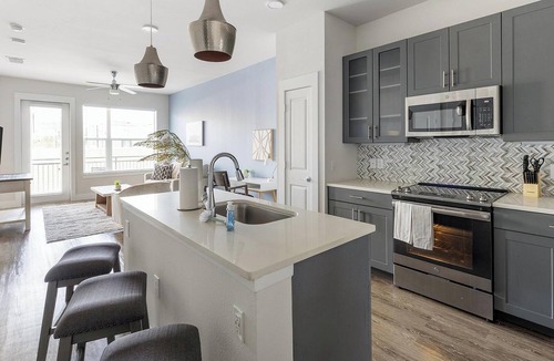 Old East Dallas Apartment | Landing | Spectacular 1BD, Gym, Clubhouse