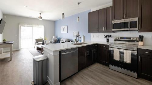 Corinth Apartment | Landing Stunning 1BD Gym Pool