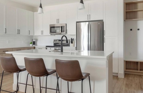 Wetmore Apartment | Landing | Stunning 2BD, Yoga Studio