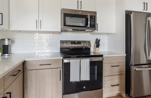 Wetmore Apartment | Landing | Stunning 2BD, Yoga Studio