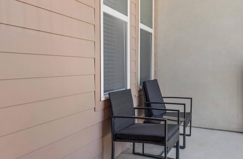 Wetmore Apartment | Landing | Stunning 2BD, Yoga Studio