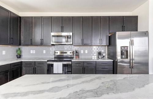 Denton Apartment | Landing | Stunning 2BD, Gym, Clubhouse