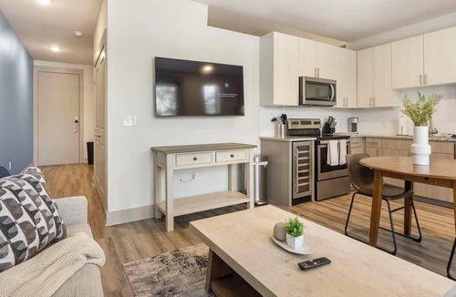 West Dallas Apartment | Landing | Stunning Studio in Kessler Park