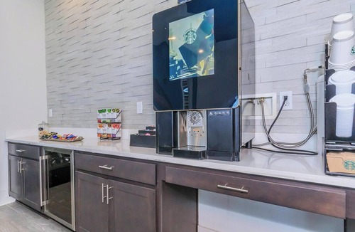 Harvey Apartment | Landing | Stylish 2BD, Clubhouse, Gym