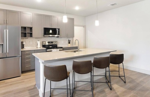Midlothian Apartment | Landing | Stylish 2BD, Game Room, Clubhouse