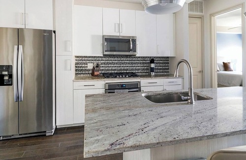 Houston Apartment | Landing | Stylish 2BD, Pool, Tennis Court