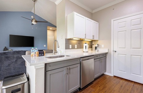 Webster Apartment | Landing | Stylish 2BD, Gym