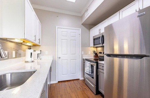 Webster Apartment | Landing | Stylish 2BD, Gym