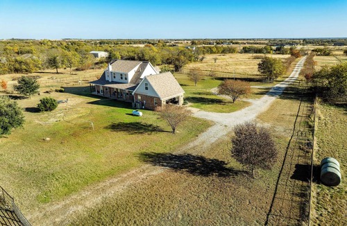 Waxahachie House | Large 5-Bedroom Farmhouse with Barn in Waxahachie. Perfect for Families & Groups