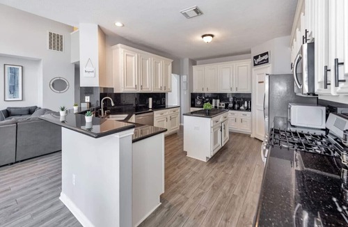 Barker House | Large 7BR Houston Oasis w/Heated Pool, Spa & BBQ