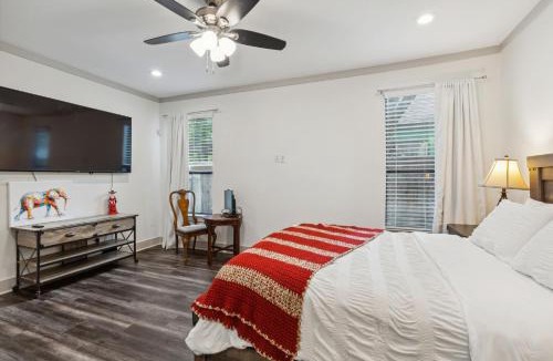 West Dallas House | Large BackYard & Patio, Family Friendly, Near Downtown Dallas