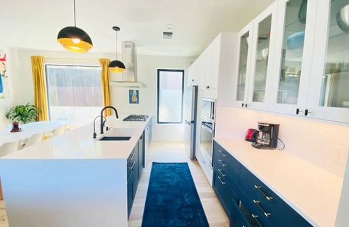 MLK House | Large Modern House in Hip EastATX w/Screen Porch, Private Yrd - 7 min to dwntwn