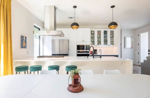 MLK House | Large Modern House in Hip EastATX w/Screen Porch, Private Yrd - 7 min to dwntwn