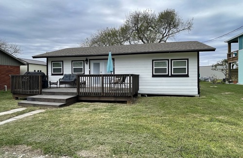 Port O Connor House | Latitude Adjustment! Nice little 3 Br 2 bath. Quiet part of town.