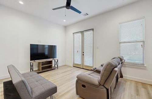 Spring Branch Central House | Laverne Hideaway