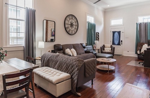 Esplanade Ridge House | Lavish Home, Central In A Safe Area 3 Bedroom Home by Redawning