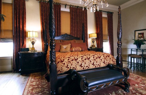 Fredericksburg Bed & Breakfast | Legacy Suite on Main St in central downtown, jacuzzi tub, ask about Wine Tours!