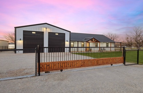 Graford House | Life's A Hoot | Dock and Hot Tub! Close to Rocker B.