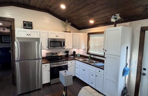Huxley House | Lightfoot LakeHouse - Terrific 1-bedroom house in cozy Huxley, TX at Toledo Bend