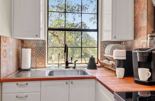 Dripping Springs House | Live Oak Lodge ↠ Rustic Barndo w Dog (or Kid) Run, Pickleball